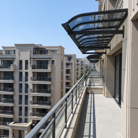 Auvent rétractable motorisé en polycarbonate durable pour portes, fenêtres et balcons, offrant une protection UV et un abri contre la pluie