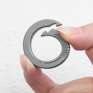 Porte-clés multifonctionnel en titane Porte-clés utilitaire à mousqueton EDC Accessoires de voiture Mini porte-clés de voiture - Product Image 5