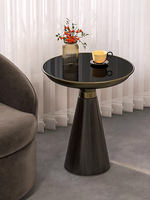 Table basse moderne minimaliste de luxe léger avec structure en acier inoxydable et plateau amovible aspect pierre pour chevet, salon ou côté canapé