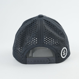 قبعة جولف 6 ألواح مخصصة من البوليستر للصالات الرياضية ، قبعة سناباك مثقبة بقطع الليزر ، قبعة مقاومة للماء مع شعار مطرز - Product Image 2