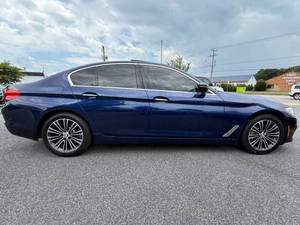 รถยนต์มือสอง BMW ซีรีส์ 5 รุ่น 530i ปี 2017 แบบ 4 ประตู ซีดาน เบาะหนัง ขับเคลื่อนล้อหลัง กล้องมองหลัง พวงมาลัยซ้าย หลังคาซันรูฟ ไฟหน้า LED - Product Image 5