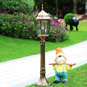 Lampadaire de jardin extérieur en fer avec abat-jour en verre LED, lumière blanc chaud 2700K, IP66 résistant aux intempéries, ampoule A19 non amovible, capteur de mouvement solaire - Product Image 3