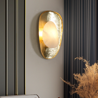 Applique murale artistique en feuille d'or de designer. Lumière de luxe pour salon, chevet, entrée, salle de thé et escalier.