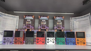 Best Seller Classic R36S Consola de juegos retro portátil de mano Dispositivo de entretenimiento de juegos de 3,5 pulgadas para regalos - Product Image 2