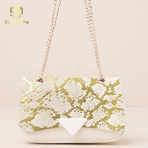 Rollos de <span class=keywords><strong>vinilo</strong></span> de cuero de PVC <span class=keywords><strong>dorado</strong></span> de Color Glory de 0,8 MM Diseño de textura de piel de serpiente metálica <span class=keywords><strong>para</strong></span> zapatos Bolsos Carteras-Cuero sintético - Product Image 5