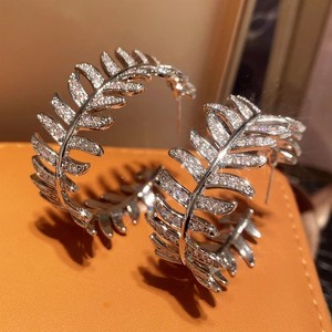 Orecchini a Goccia con Zirconi a Forma di Foglia di Grano, Design Elegante e alla Moda per Donne - Product Image 1