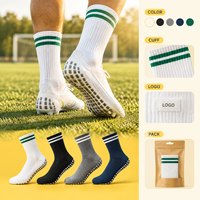 Chaussettes de football renforcées antidérapantes à double grip blanc, rayures vertes sur les poignets, ajustement sûr, profil fin, avec base de crampons, tableau des tailles