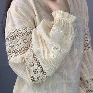 Blusa Casual de Algodón para Mujer OEM con Mangas Largas, Cuello en V, Bordado Personalizado y Encaje - Product Image 3