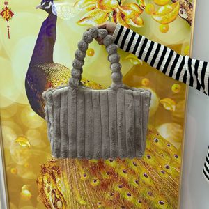 NUEVO Invierno Última Moda Logotipo personalizado Suave Gran capacidad Ligero Piel Esponjosa Felpa Bolsa de mano - Product Image 3