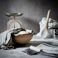 Ensemble d'ustensiles de cuisine en bambou pour chef : longues spatules, pinces de service, cuillères à soupe et accessoires de cuisson