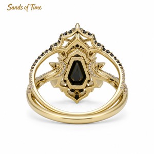Bague de promesse tendance en or K avec motif corbeau sorcière, sertie de moissanite noire hexagonale 6x8, personnalisable, pour femme, vente en gros - Product Image 5