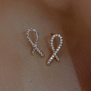 Orecchini a Perno con Nastro Dorato e Cristalli, Incastonatura a Canale, Placcati in Oro 18K, Lussuosi per Uso Quotidiano Femminile - Product Image 5