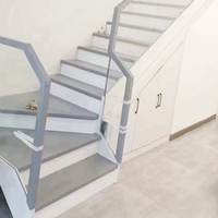 Escalier flottant moderne de haute qualité en forme de L pour intérieur, avec garde-corps en verre trempé, bois massif et fer forgé
