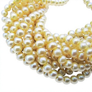 Perles rondes en nacre naturelle dorée, taille 6 à 9 mm, vendues par brin de 4 pouces de long, couleur jaune doré. - Product Image 1