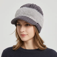 Gorro de punto trenzado para mujer al por mayor con banda de piel sintética de visón y orejeras, gorro de invierno cálido con visera de punto, logotipo personalizado OEM ODM