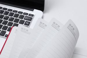 Ensemble d'affaires en cuir PU avec bloc-notes à boucle, stylo signature, porte-clés métallique, porte-cartes, logo personnalisé, coffret cadeau d'entreprise - Product Image 4