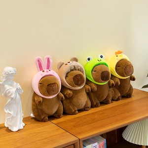 Peluche Capybara de 8 pouces, motif animal de dessin animé, avec chapeau lapin fraise, vente en gros d'usine, pour présentation en machine à griffes - Product Image 2