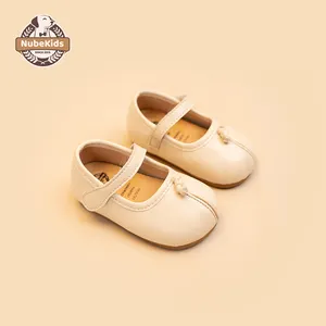 Nuevo estilo, zapatos de cuero pequeños de princesa para niñas, zapatos para caminar de suela blanda, zapatos individuales antideslizantes para niñas