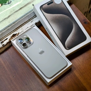 Vente flash - iPhone 15 Pro d'occasion débloqué de marque originale, 99% neuf, avec écran de 6,7 pouces, haute qualité pour I - Product Image 1
