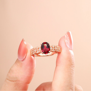 Chinees fabrieksgemaakte roségouden duivenbloedrode granaat karaat ei-vormig patroon dames koperen sieraden vergulde edelsteen trouwringen - Product Image 4