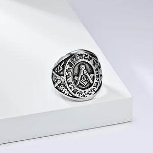 Anillo de Acero de Titanio con Logotipo Masónico Retro de Estilo Europeo Americano para Hombre, Diseño Geométrico en Forma de Escudo, Dos Tonos de Acero y Oro - Product Image 3