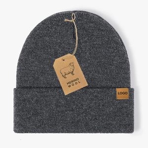 メリノウールビーニーカスタムロゴ付きスエードタグ男性女性ニット冬帽子 - Product Image 5