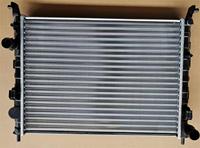 Condenseur de climatiseur dans le magasin d'échange de pièces automobiles 46739749 radiateur de voiture