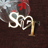 Échantillon gratuit Carte de verre à vin en acrylique miroir doré brillant double face avec texte personnalisé découpé au laser pour événement de mariage