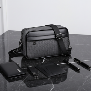 Sacoche Bandoulière Vintage de Créateur pour Homme en Cuir Imperméable - Product Image 1