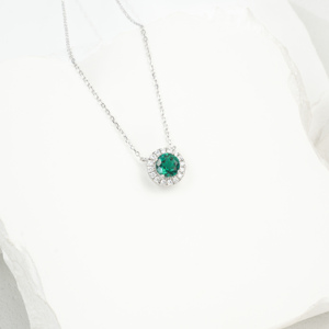 Collar de Plata de Ley 925 con Esmeralda Cultivada en Laboratorio de Lujo, Diseño de Alta Gama, Hipoalergénico y Resistente al Deslustre, Marca Personalizada A K - Product Image 2