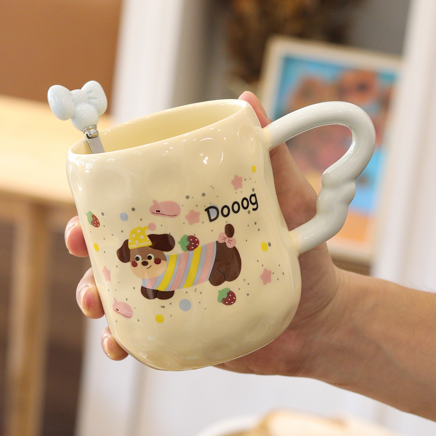 Dachshund de la fresa/cuchara trasera de la taza