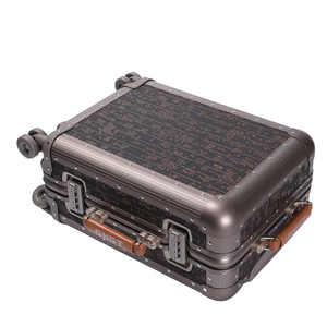 Maleta de Aluminio con Diseño Personalizable, Estilo Vintage con Patrón de Tablero de Ajedrez Icónico, Ruedas Universales Rígidas y Detalles en Cuero - Product Image 4
