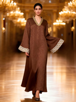 Robe longue ample en satin jacquard à col en V avec broderie dorée et manches évasées pour les occasions de mariage et de banquet