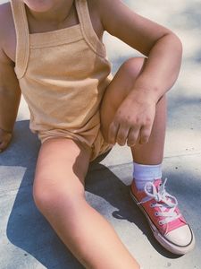 Conjunto de 2 piezas de verano para bebé niña: chaleco sin mangas de rizo personalizado y blúmer suave de algodón - Product Image 2