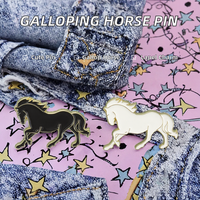 Broche en émail Cheval au galop de dessin animé mignon, noir et blanc, en métal dynamique, badge de revers, bijou de mode, cadeau du Nouvel An Chinois, Ange