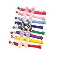 Collier pour animaux de compagnie en polyester à carreaux avec nœud papillon, clochette mignonne, boucle de sécurité réglable, sangle douce pour chat et chiot, vente en gros