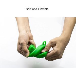 Brosse de massage exfoliante douce pour le corps avec distributeur de savon, logo personnalisé imprimé, en silicone, pour voyage, avec flacon rechargeable - Product Image 4