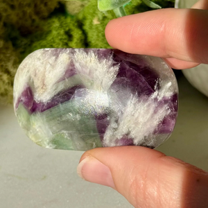 Piedra de Palma de Fluorita con Plumas Arcoíris, Cristal Calmante para la Concentración y Claridad, Piedra de Bolsillo para Meditación - Product Image 1