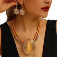 Parure de bijoux ethniques faits à la main, collier pendentif en résine style plage du Moyen-Orient, boucles d'oreilles pendantes en alliage d'aluminium torsadé pour femme