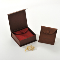 Estuche Magnético para Joyas, Diseño Retro en Dos Tonos Marrón y Rojo, Bolsa de Microfibra con Cierre a Presión, Empaque de Lujo para Anillos y Aretes, Logotipo Personalizado