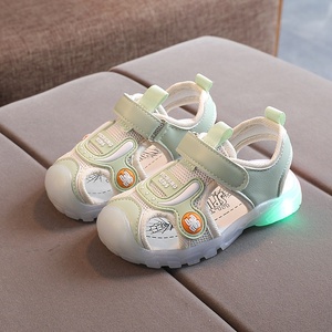 Chaussures d'été pour tout-petits, sandales à semelle souple avec lumières LED pour filles et garçons, design de personnage de dessin animé, pantoufles de cow-boy pour garçons - Product Image 3