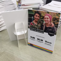 Présentoir de table personnalisé format A4, écologique et réutilisable, en panneau PVC expansé avec support chevalet, pour affiches et signalétique professionnelle en salon professionnel
