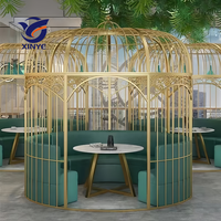 Grande cage à oiseaux multifonctionnelle imperméable en fonte, de forme décontractée, servant de cloison de gazebo pour hôtels, restaurants et salles à manger