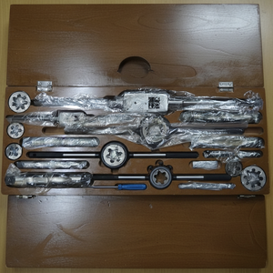 Jeu de tarauds et de matrices parallèles Bsp pour tuyaux standard britanniques-8 poignées de taille 1/8 pouces à 1 pouce - Product Image 1