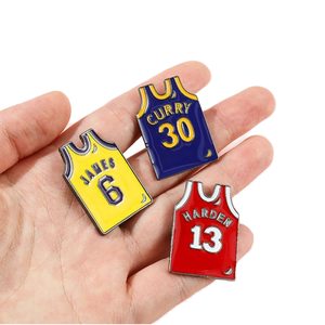 Broche en alliage plaqué or de haute qualité pour maillot de sport, avec épinglette en émail coloré pour la décoration de vêtements, vente en gros - Product Image 1