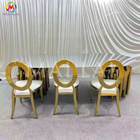 Table de banquet de luxe en acier inoxydable avec plateau en verre miroir, base cylindrique décalée en grappe, table à manger ovale pour événements hôteliers