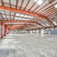 Entrepôt préfabriqué en acier industriel pour le stockage logistique avec isolation par panneaux sandwich
