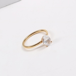 Anillo de Boda de Acero Inoxidable Impermeable con Circonita Cúbica Ovalada Transparente y Chapado en Oro para Mujer - Product Image 4