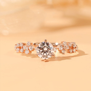 Anello di Fidanzamento F1007 per Donna in Oro Bianco con Diamante Taglio Brillante Rotondo, Pietra Principale Colore G Naturale e Diamanti Laterali - Product Image 2