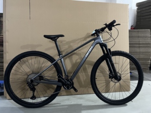 Vélo de montagne en fibre de carbone WARRIORpro 27,5/29 pouces avec suspension avant, freins à disque doubles, 24 vitesses pour la course et la ville - Product Image 1
